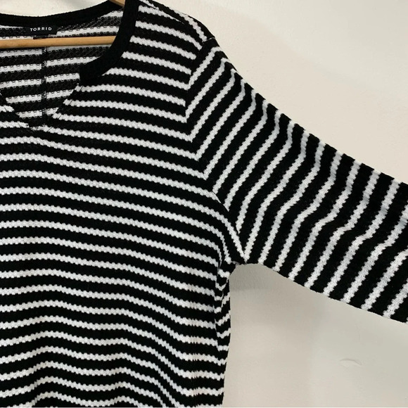 Torrid Womans V Neck Long Sleeve Knit Top 2X  Black White Stripe Casual Workwear - Picture 4 of 9